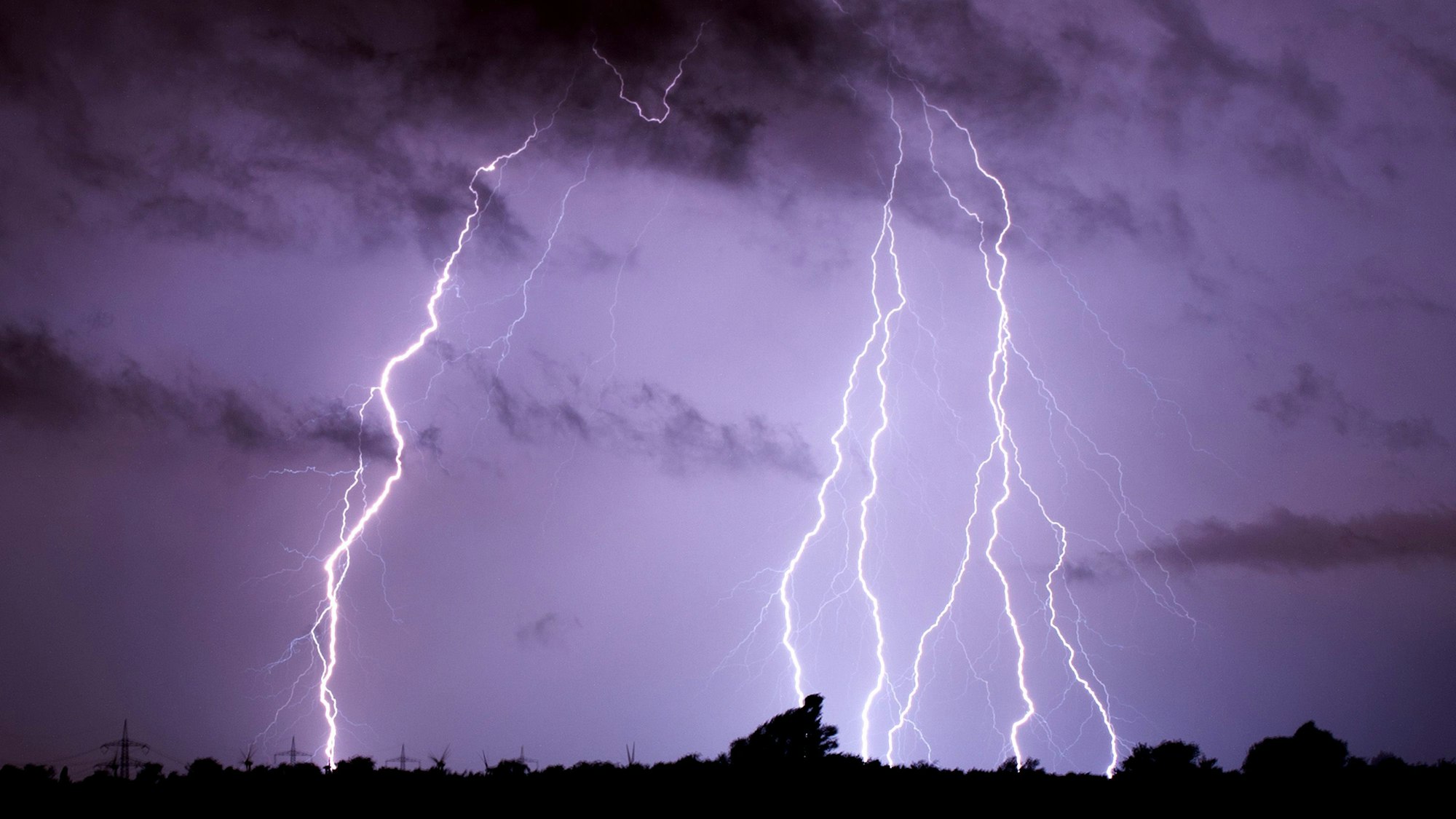 Blitze zucken am 10.06.2014 am Himmel über Algermissen im Landkreis Hildesheim (Niedersachsen).