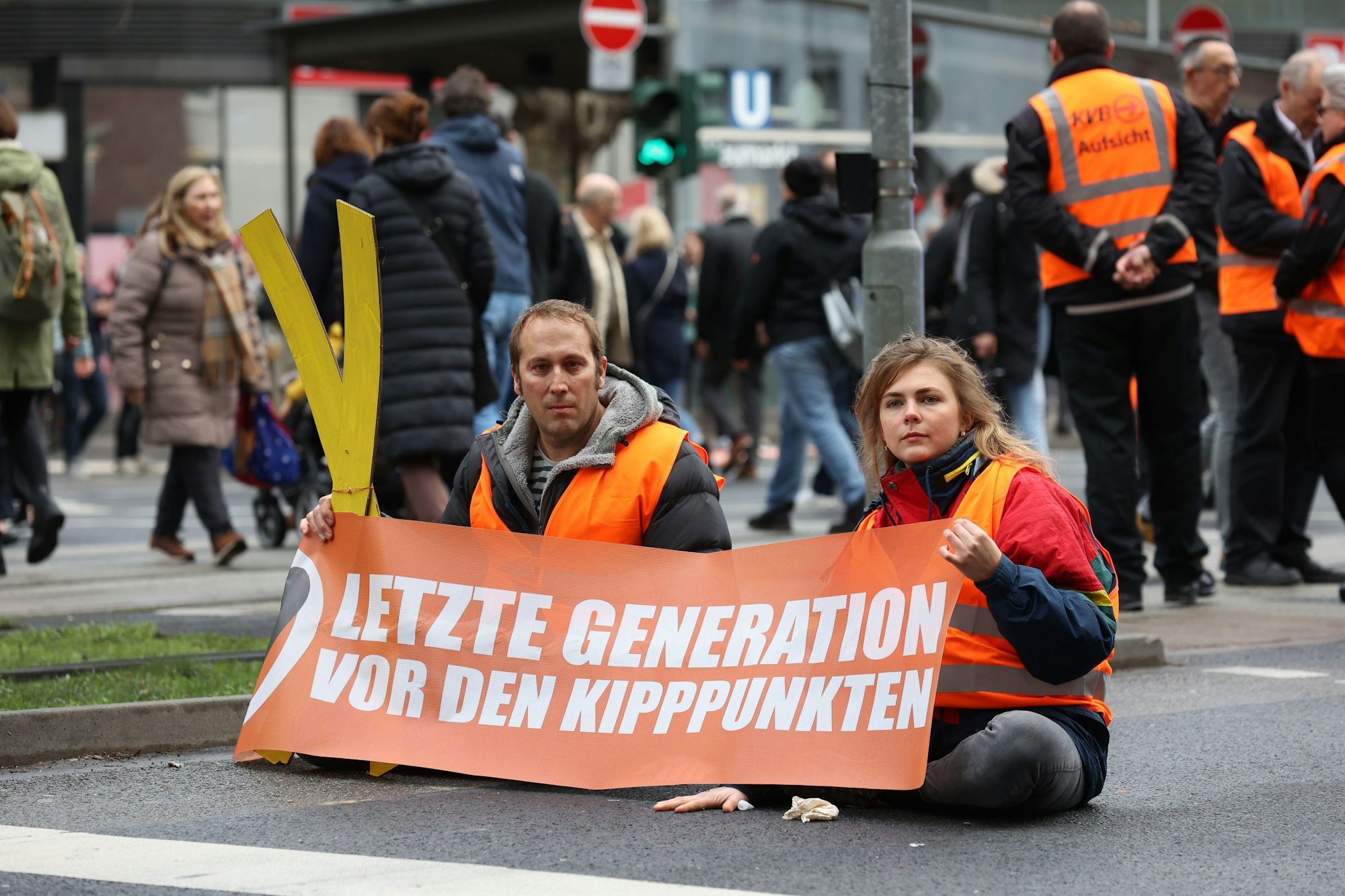 Klima-Aktivisten sitzen auf der Cäcilienstraße.