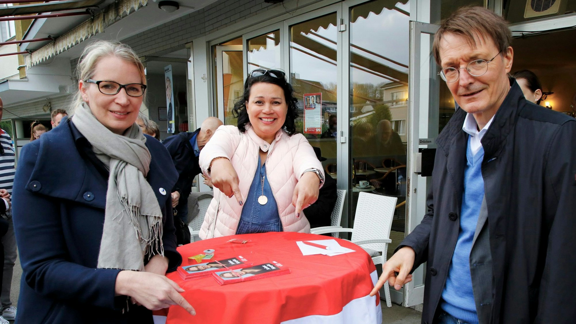 Vor dem Eiscafé Portofino stehen die SPD-Landtagswahlkämpfer Ariane Koepke, Milanie Kreutz und Bundesgesundheitsminister Karl Lauterbach