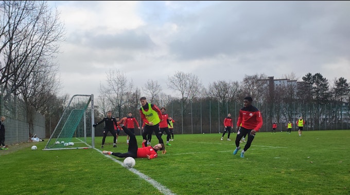 Fortuna Kölns Adrian Stanilewicz grätscht den Ball im Training weg.