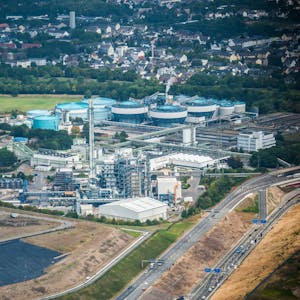 Luftbild des Bürriger Entsorgungszentrums mit Sondermüllerverbrennungsanlage, Deponie und Klärwerk.