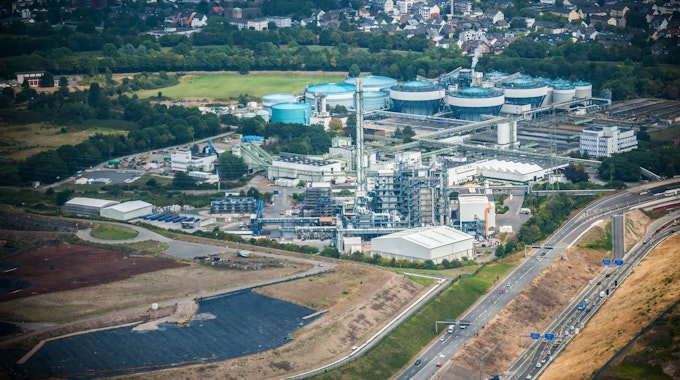 Luftbild des Bürriger Entsorgungszentrums mit Sondermüllerverbrennungsanlage, Deponie und Klärwerk.