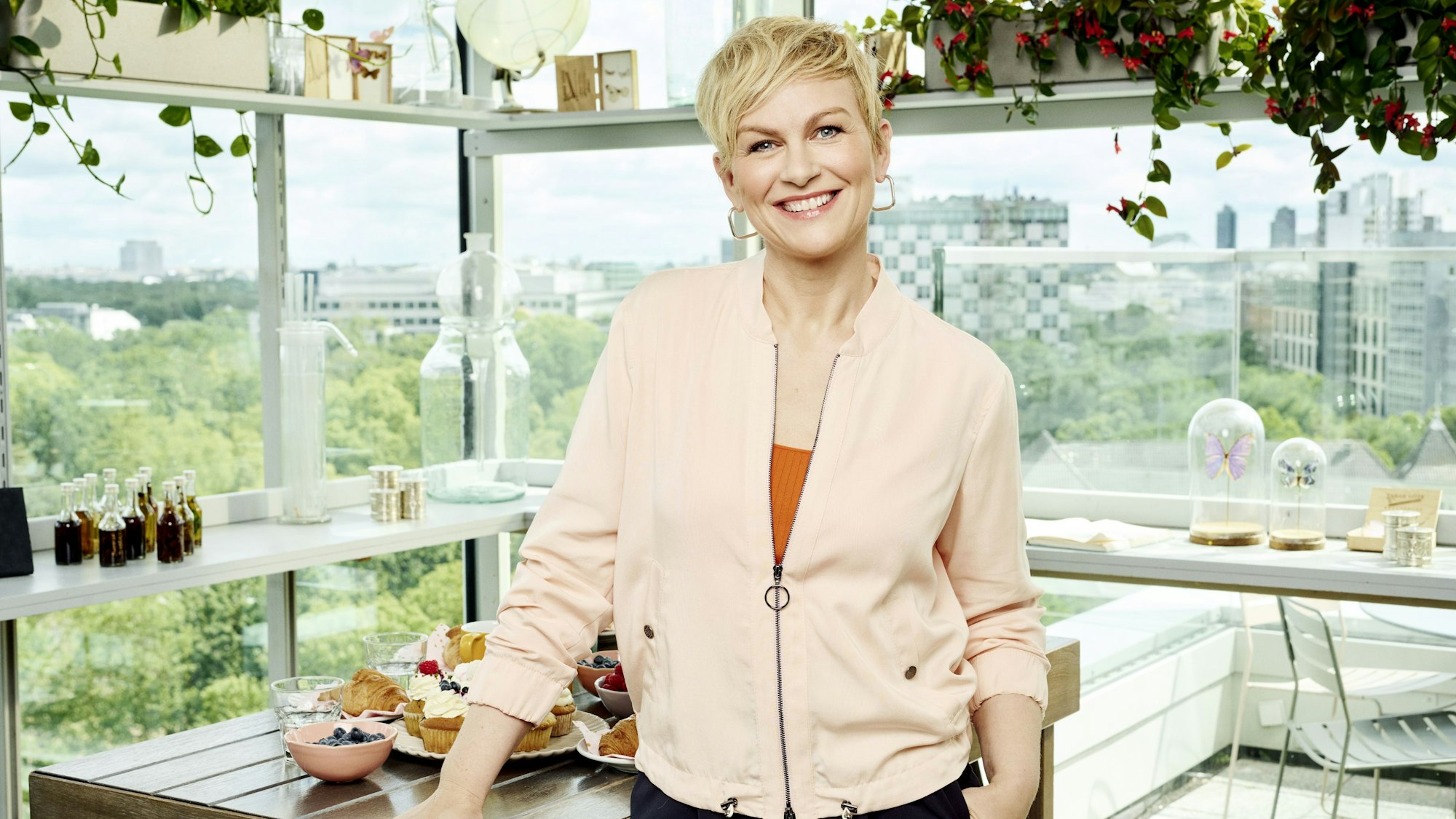 Moderatorin Karen Heinrichs lächelt bei einem Fototermin für das Sat.1-„Frühstücksfernsehen“.