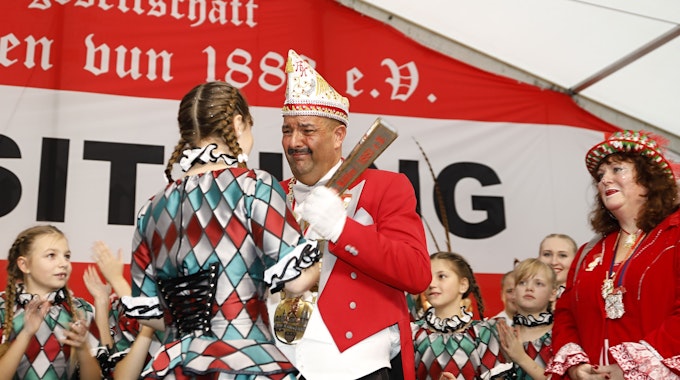 Alt-Köllen-Präsident Stephan Degueldre und seine Tochter Angela bei der Volkssitzung auf der Bühne.