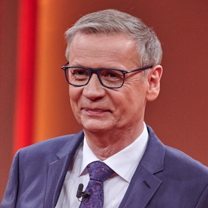 Entertainer Günther Jauch steht beim RTL-Jahresrückblick „Menschen, Bilder, Emotionen 2020“ im Studio.