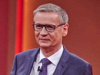 Entertainer Günther Jauch steht beim RTL-Jahresrückblick „Menschen, Bilder, Emotionen 2020“ im Studio.
