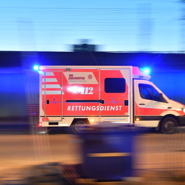 Ein Rettungswagen ist mit eingeschaltetem Blaulicht im Einsatz. (Symbolbild)