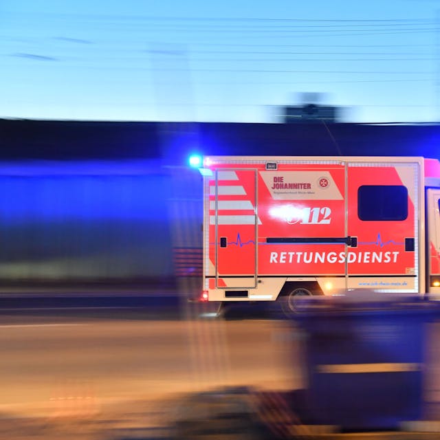 Ein Rettungswagen ist mit eingeschaltetem Blaulicht im Einsatz.&nbsp;