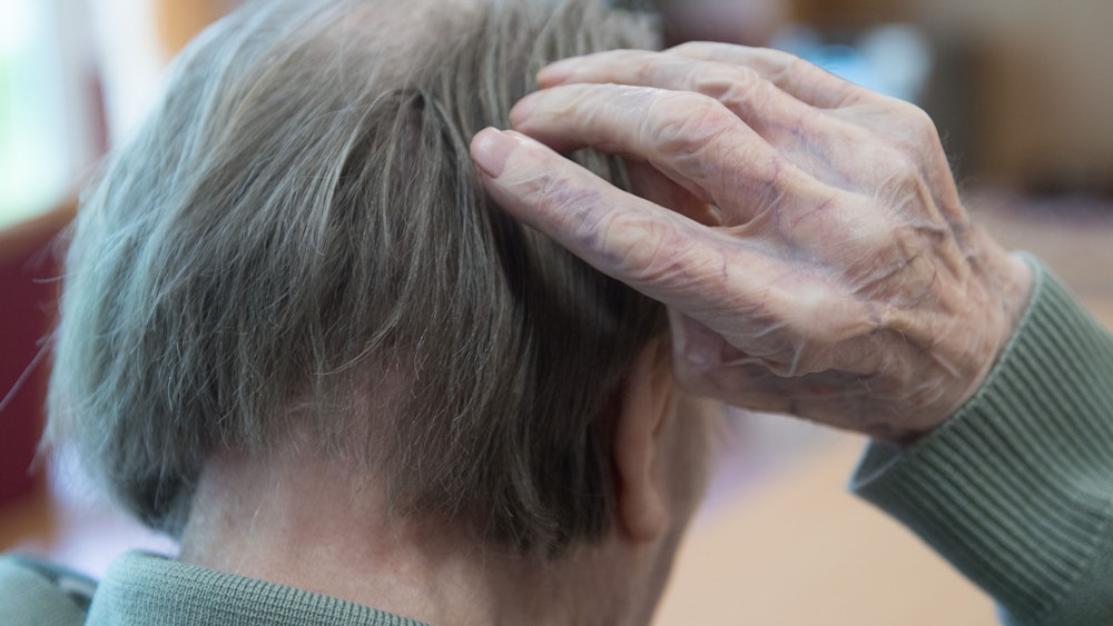 Ein Mann kratzt sich in einem Pflegeheim am Kopf. Ein neuartiges Antikörper-Medikament verlangsamt einer Studie zufolge das Fortschreiten von Alzheimer.