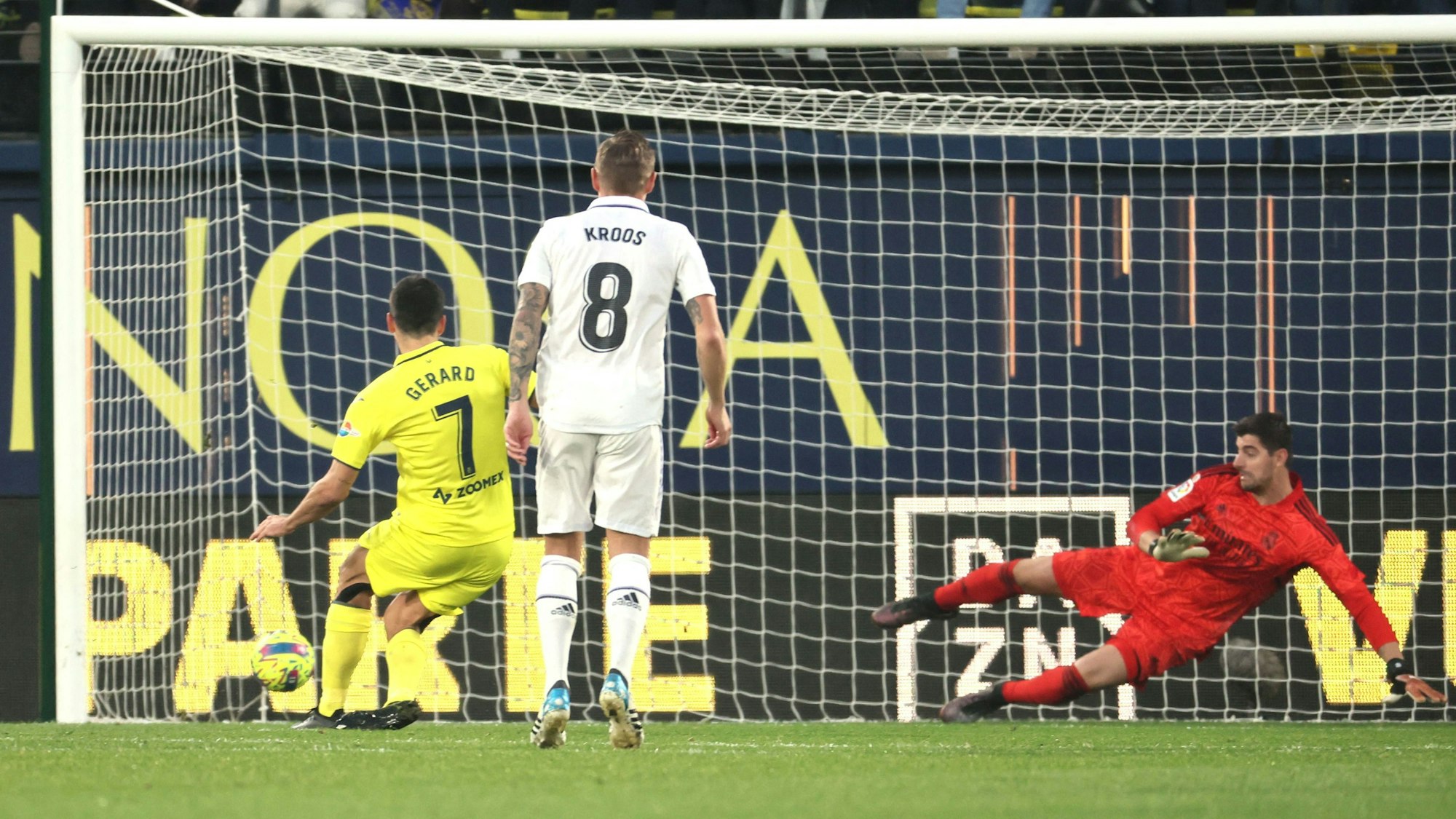Toni Kroos beobachtet im Spiel von Real Madrid den Elfmeter-Treffer von Gerard Moreno für Villarreal.