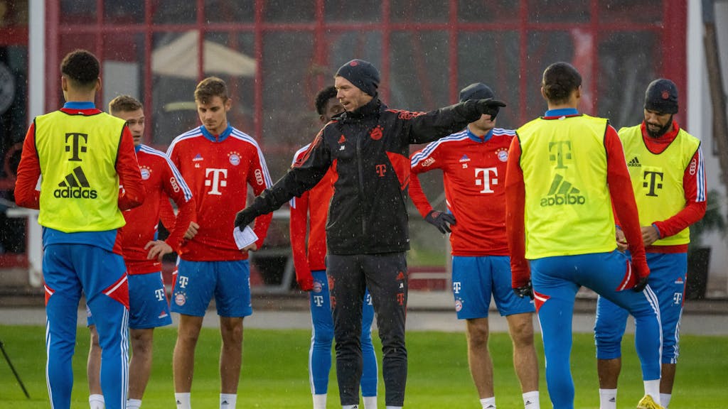 Bayern-Trainer Julian Nagelsmann gibt Anweisungen beim Training.