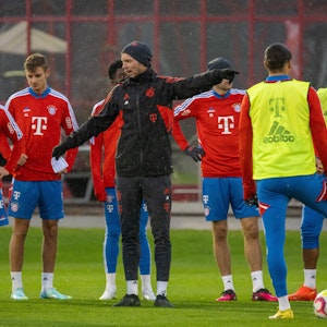 Bayern-Trainer Julian Nagelsmann gibt Anweisungen beim Training.