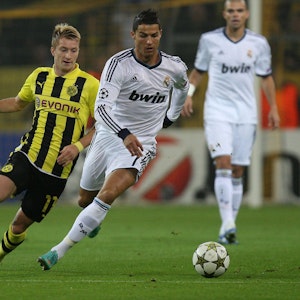 Cristiano Ronaldo (rechts) im Dribbling gegen Marco Reus.
