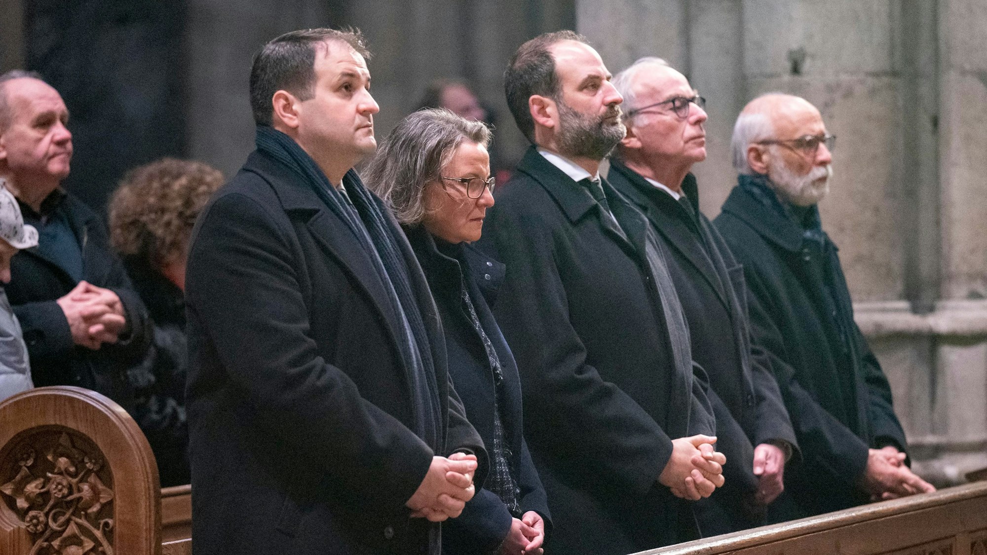 Minister Nathanael Liminski und Ministerin Ina Scharrenbach wohnen dem Pontifikalrequiem für den verstorbenen Papst Benedikt XVI. im Dom bei.