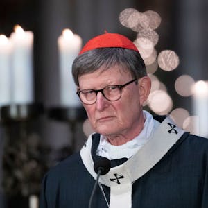 Der Kölner Erzbischof, Kardinal Rainer Woelki, im Januar 2023. Er trägt den roten Pileolus (Scheitelkäppchen) der Kardinäle sowie das mit Kreuzen bestickte Pallium, ein wollenes ringförmiges Band, als Zeichen der Erzbischofswürde.