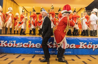 Aaron Knappstein und Funken-Präsident Heinz Günther Hunold tanzen auf jecke Art