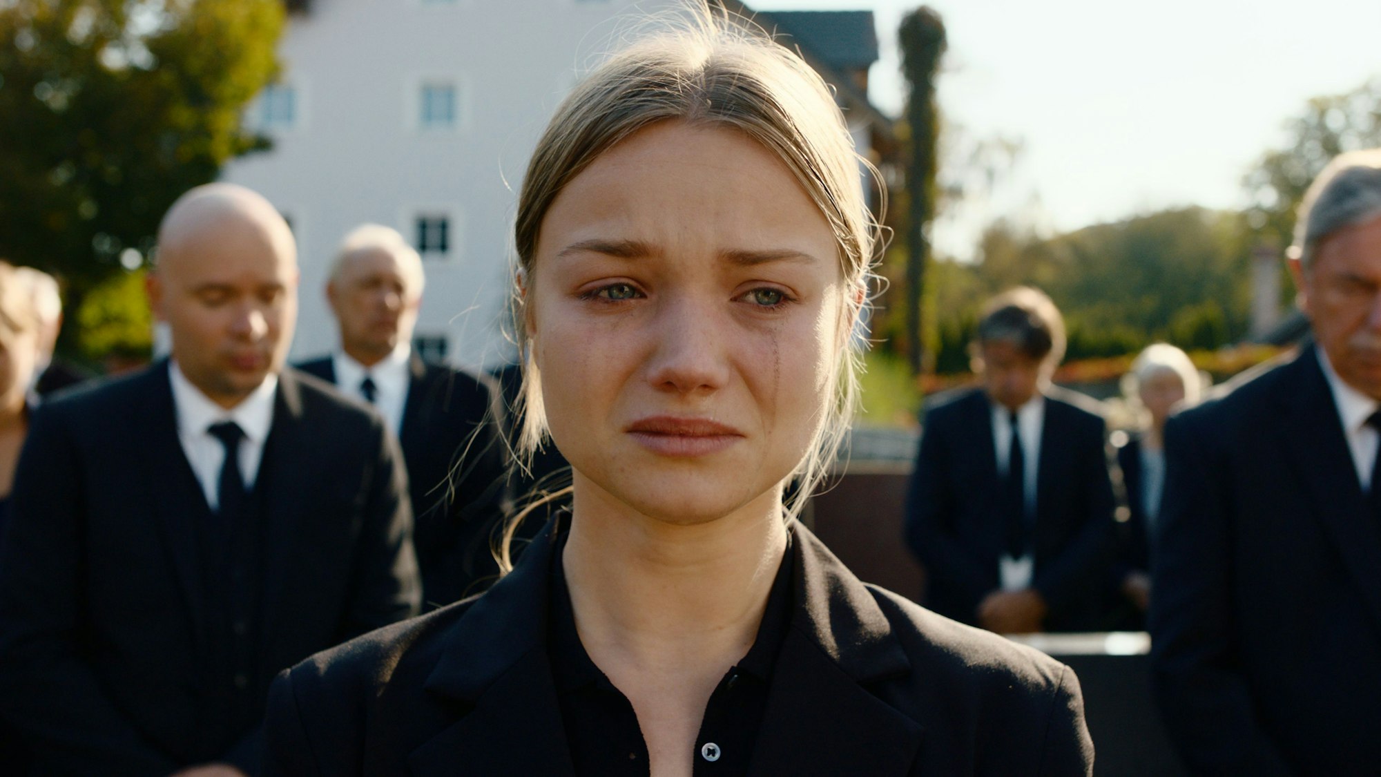 Julia Beautx steht als Vivi Klettmann in der Serie "Gestern waren wir noch Kinder" auf der Beerdigung ihrer Mutter.