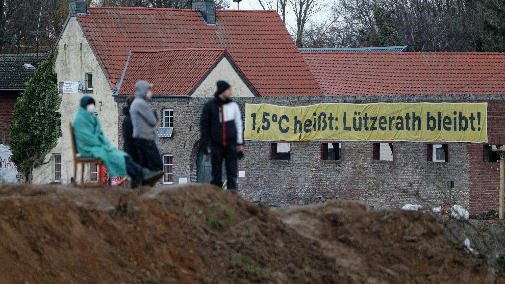 8.1.2023, Nordrhein-Westfalen, Erkelenz: An einem Haus im Dorf Lützerath hängt ein Banner mit der Aufschrift „1,5 Grad Celsius heißt: Lützerath bleibt“. Lützerath soll zur Erweiterung des Braunkohletagebaus Garzweiler II abgebaggert werden.