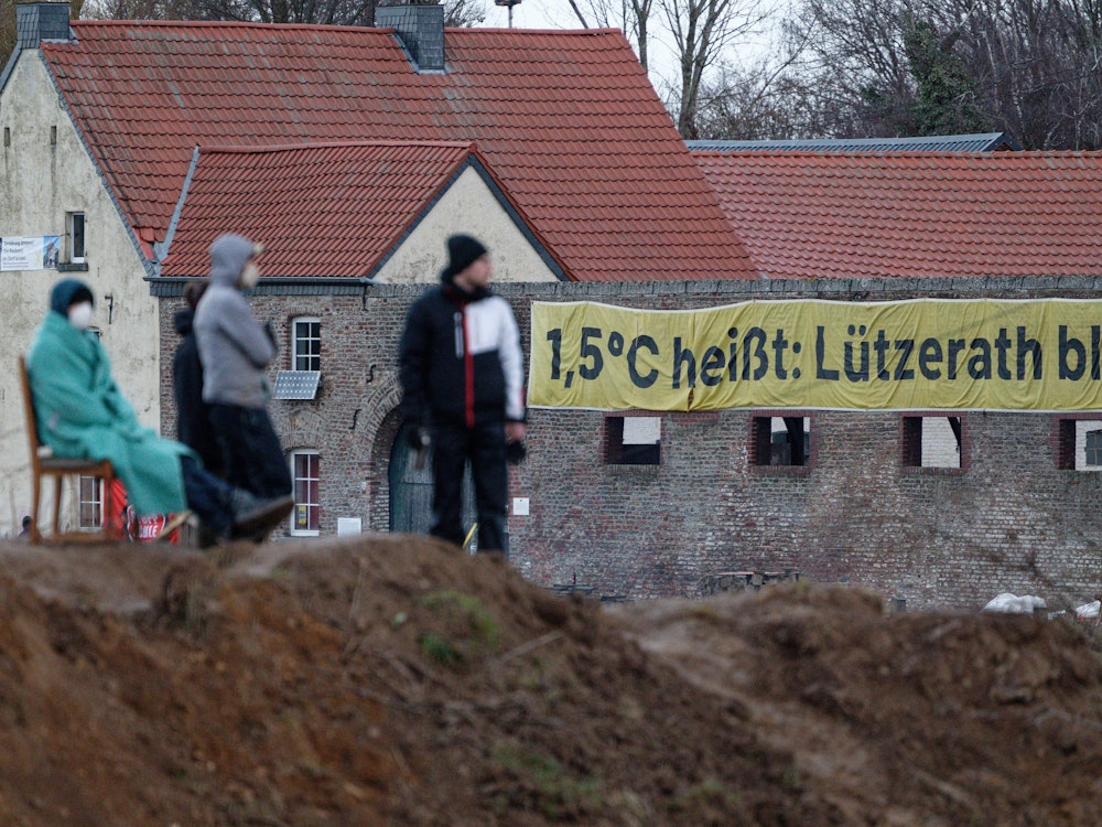 8.1.2023, Nordrhein-Westfalen, Erkelenz: An einem Haus im Dorf Lützerath hängt ein Banner mit der Aufschrift „1,5 Grad Celsius heißt: Lützerath bleibt“. Lützerath soll zur Erweiterung des Braunkohletagebaus Garzweiler II abgebaggert werden.
