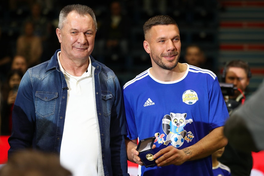 Lukas Podolski mit Vater Waldemar und der Medaille für das Tor des Monats