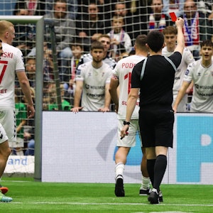 Lukas Podolski sieht die rote Karte und muss vom Feld.