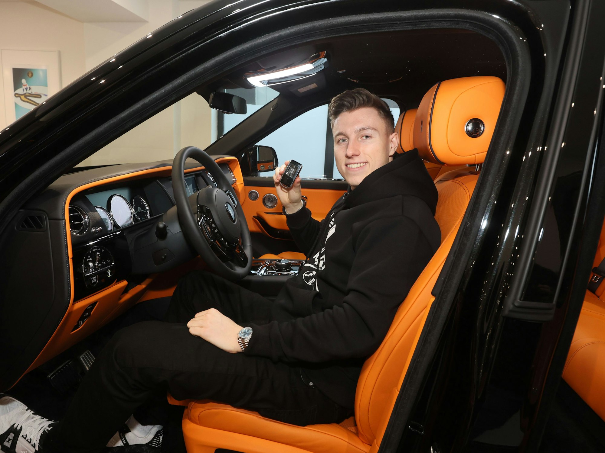 Der Youtube-Star iCrimax sitzt in seinem neuen Rolls-Royce.
