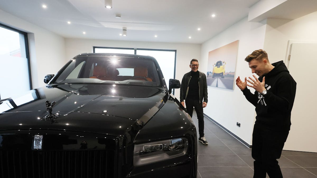 Der Youtube-Star iCrimax (Max Schuster) kauft sich einen Rolls Royce.