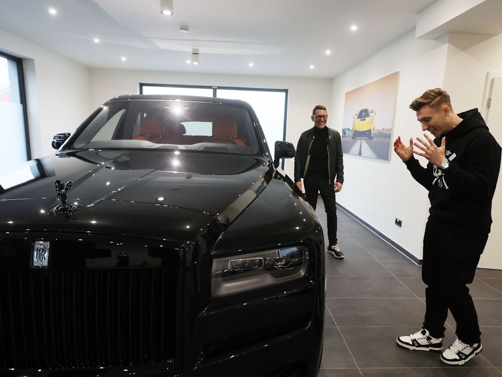 Der Youtube-Star iCrimax (Max Schuster) kauft sich einen Rolls Royce.