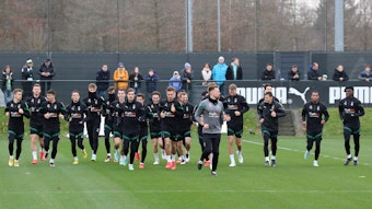 Das Team von Borussia Mönchengladbach bei einer Trainingseinheit am 5. Januar 2023 im Borussia-Park beim Laufen.