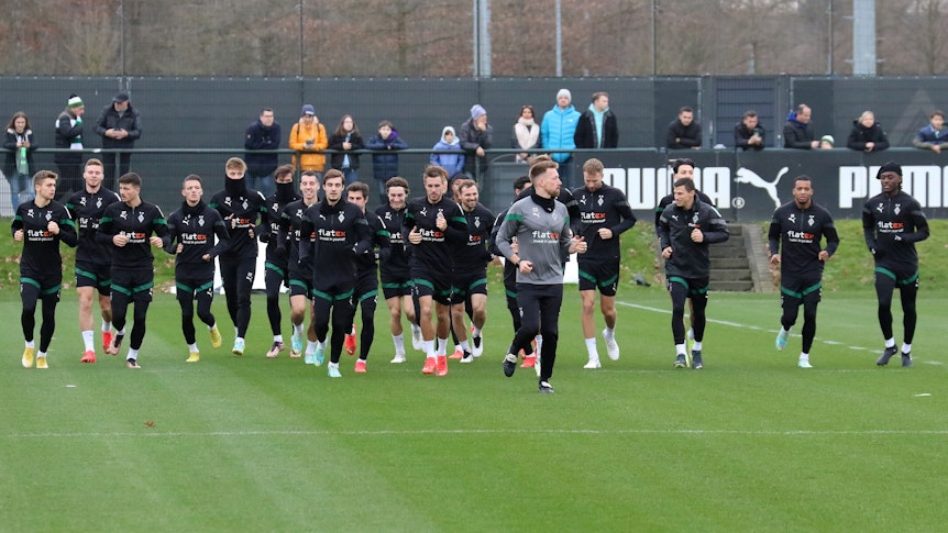 Das Team von Borussia Mönchengladbach bei einer Trainingseinheit am 5. Januar 2023 im Borussia-Park beim Laufen.