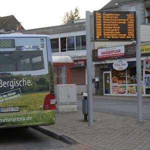 Der Busbahnhof Wipperfürth: Ein Bus steht mit der Rückseite neben einer Fahrgastanzeige.