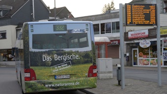 Der Busbahnhof Wipperfürth: Ein Bus steht mit der Rückseite neben einer Fahrgastanzeige.