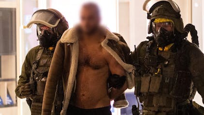 Castrop-Rauxel: Ein Mann wird von Beamten des Spezialeinsatzkommandos (SEK) mit Schutzmaske in Gewahrsam genommen.