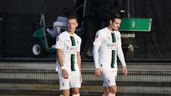 Hannes Wolf (l.) und Florian Neuhaus (r.) von Borussia Mönchengladbach haben am Samstag (7. Januar 2023) im Testspiel gegen den VfB Oldenburg nach langer Verletzungspause ihr Comeback gegeben. Das Foto zeigt beide bei ihrer Auswechslung in der 62. Minute.