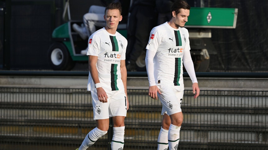 Hannes Wolf (l.) und Florian Neuhaus (r.) von Borussia Mönchengladbach haben am Samstag (7. Januar 2023) im Testspiel gegen den VfB Oldenburg nach langer Verletzungspause ihr Comeback gegeben. Das Foto zeigt beide bei ihrer Auswechslung in der 62. Minute.