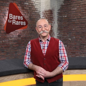 Bares für Rares Moderator Horst Lichter bei einem offiziellen Fototermin in Hemd und Weste