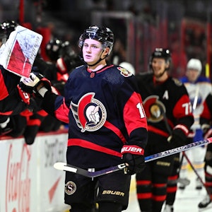 Tim Stützle klatscht mit seinen Teamkollegen von den Ottawa Senators ab.