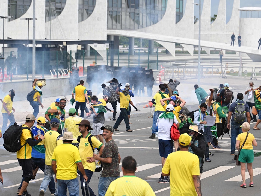 Rechte Anhänger des früheren brasilianischen Präsidenten Jair Bolsonaro stürmen den Kongress.