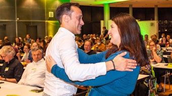 Tim Achtermeyer und Yazgülü Zeybek, die neuen Landesvorsitzenden der Grünen in Nordrhein-Westfalen, umarmen sich nach ihrer Wahl. Die Grünen halten ihren Parteitag in der Stadthalle ab.