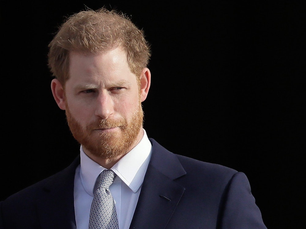 Der britische Prinz Harry steht in den Gärten des Buckingham Palastes.