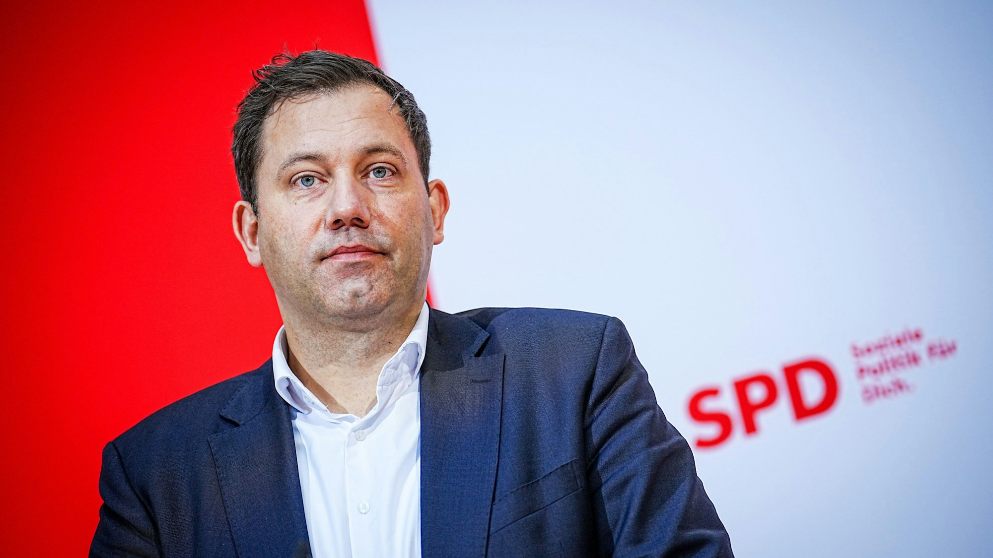 Lars Klingbeil, SPD-Bundesvorsitzender schaut bei einer Pressekonferenz ins Publikum