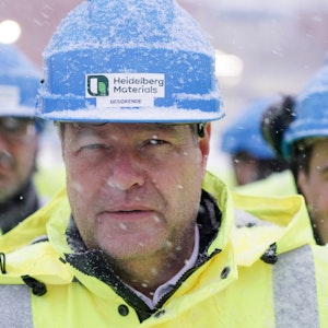 Robert Habeck (Bündnis 90/Die Grünen), Bundesminister für Wirtschaft und Klimaschutz, besucht zum Abschluss einer Norwegen-Reise im Schneetreiben das Unternehmen Norcem, wo er sich über CO2-Speicherung informieren will.