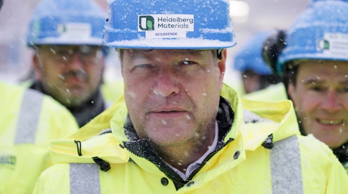 Robert Habeck (Bündnis 90/Die Grünen), Bundesminister für Wirtschaft und Klimaschutz, besucht zum Abschluss einer Norwegen-Reise im Schneetreiben das Unternehmen Norcem, wo er sich über CO2-Speicherung informieren will.