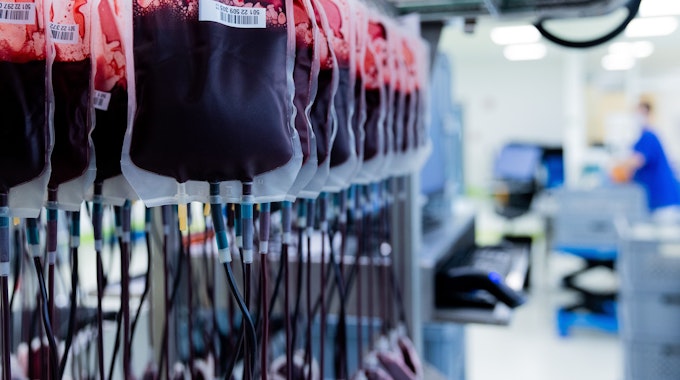 Eine Reihe von Kunststoffbeuteln mit Blut hängen an einer Maschine. Die Konserven werden im Zentrallabor des DRK-Blutspendedienstes für Krankenhäuser und Praxen gefiltert und aufbereitet.