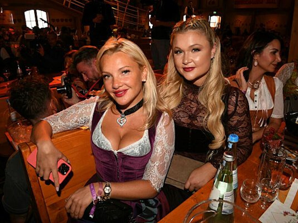 Die Reality-TV Teilnehmerin Evelyn Burdecki (l) und die Bloggerin Sophia Thiel feiern beim Wiesn-Bummel im Cafe Kaiserschmarrn auf dem Münchner Oktoberfest.
