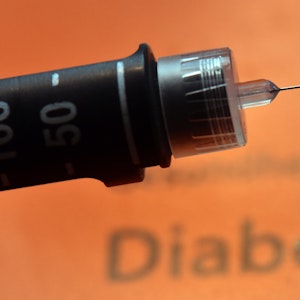 Ein Tropfen Insulin hängt an der Nadel einer wiederverwendbaren Spritze, einem sogenannten Pen, für Diabetiker.
