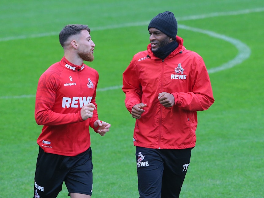 Saloh Özcan und Anthony Modeste laufen beim 1. FC Köln im Training.