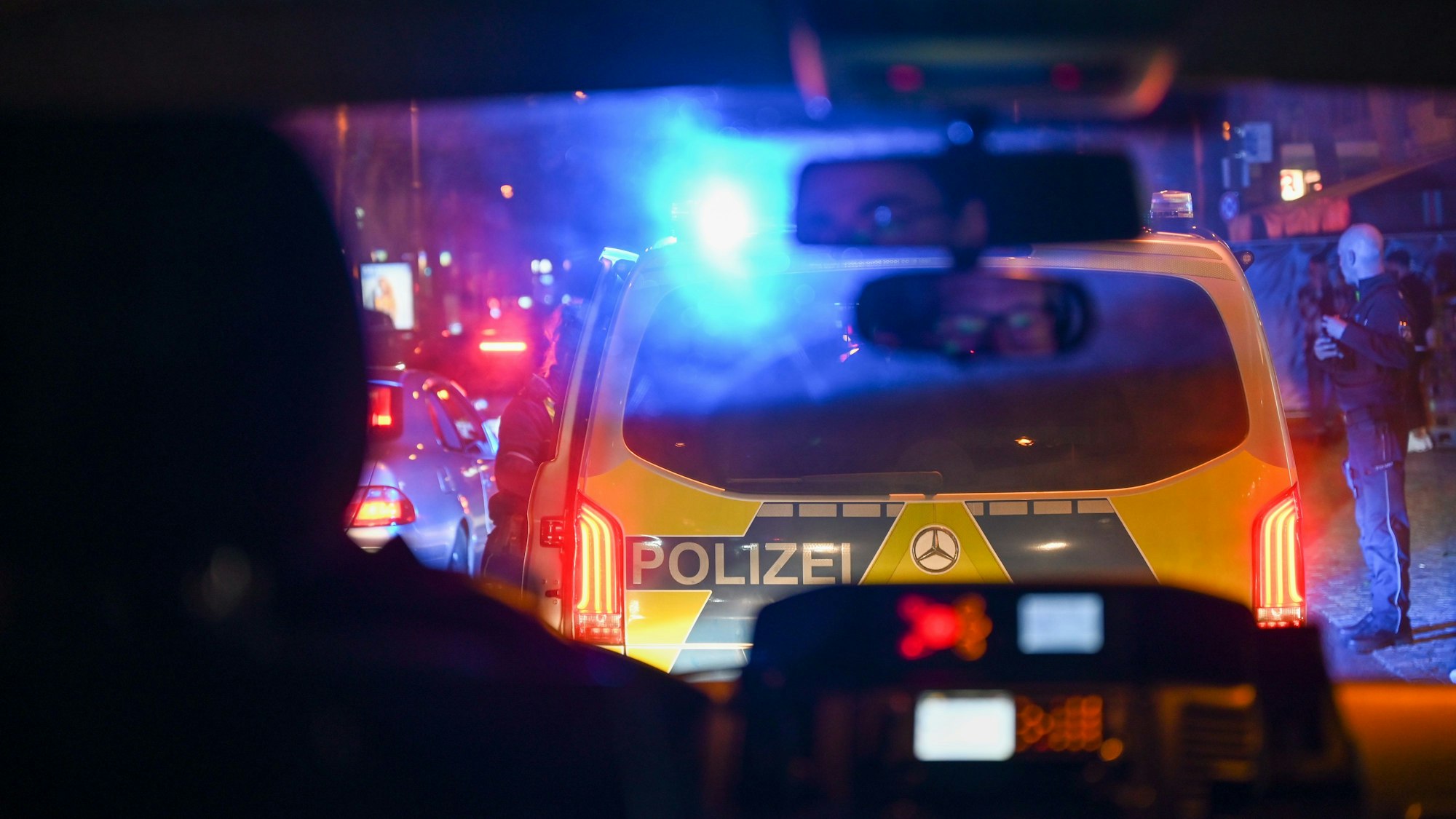 Polizeieinsatz auf dem Hohenzollernring. Die Polizei ist abends auf den Partymeilen im Dauereinsatz.