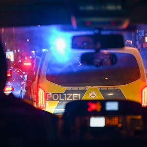 Fahrzeuge der Kölner Polizei stehen auf dem Hohenzollernring.