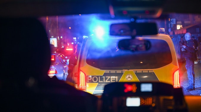 Polizeieinsatz auf dem Hohenzollernring. Blick durch Windschutzscheibe auf Polizeiauto davor.
